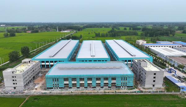 钱集镇工业区为新建的江苏沭宁美居科技股份厂房粉刷.
